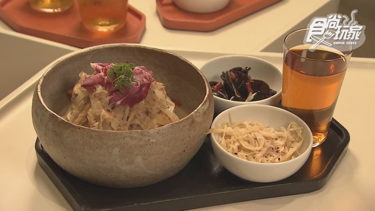 「經國麵」源自蔣經國先生在金門的愛店「長榮山西拌麵」，最特別的是下面藏有１顆荷包蛋。
