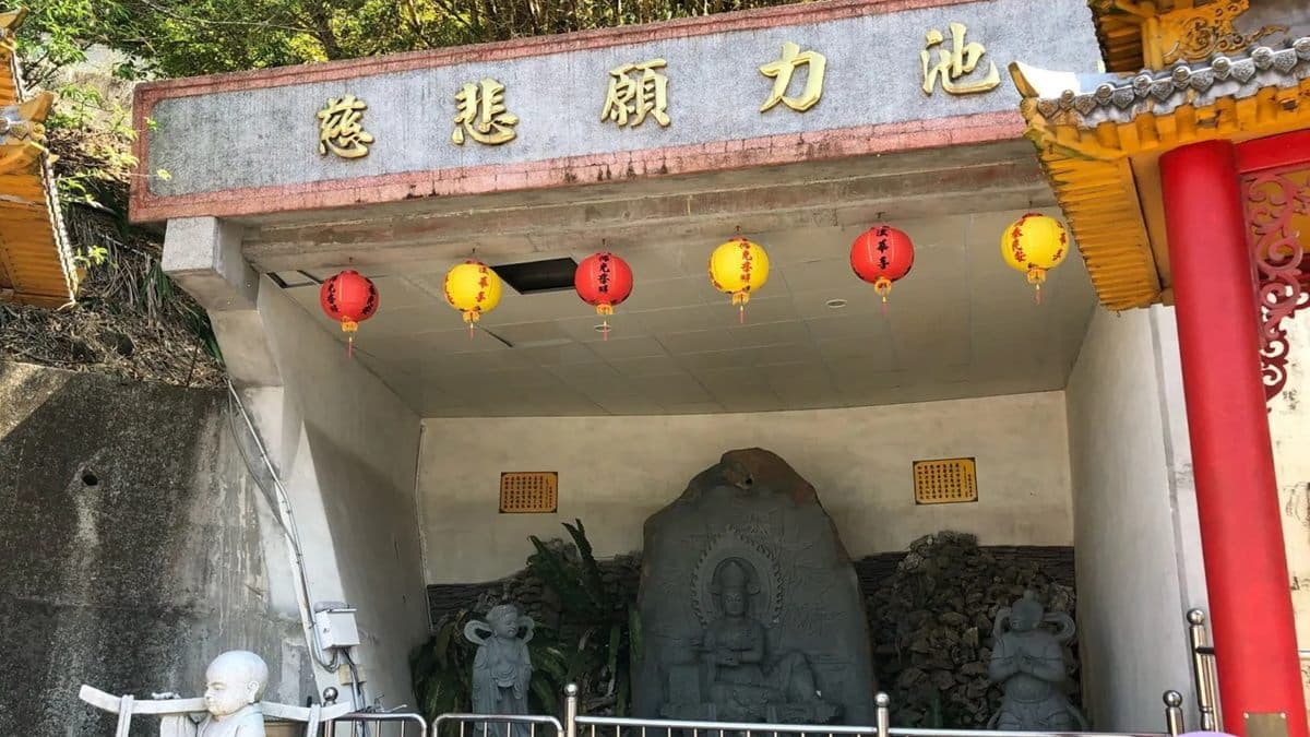 「金龍山法華寺」的慈悲願力池。（圖片來源：痴吃的玩）