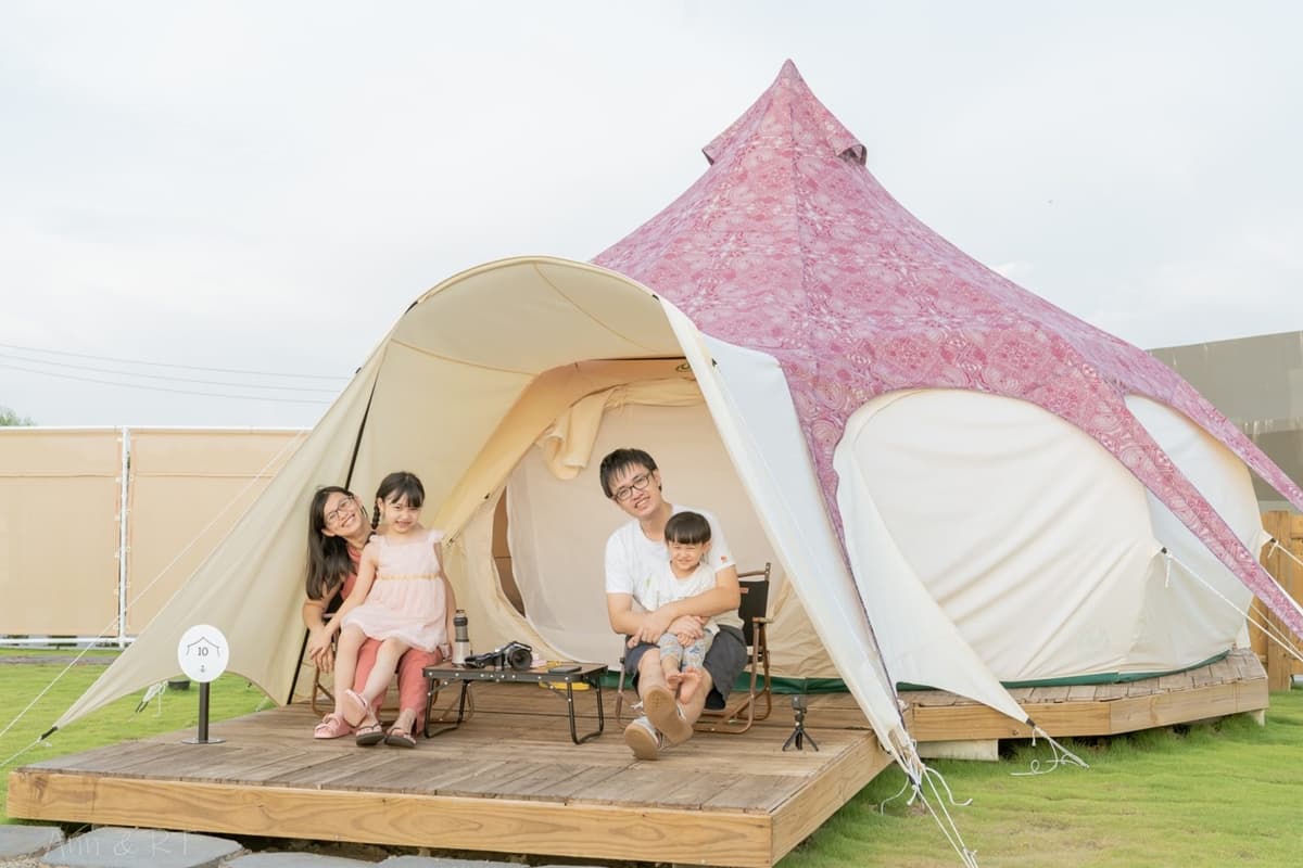 【新開店】高美濕地也能露營!免搭帳住粉嫩蓮花帳,吃晚餐再賞全台最美夕照 【新開店】高美濕地也能露營!免搭帳住粉嫩蓮花帳,吃晚餐再賞全台最美夕照
