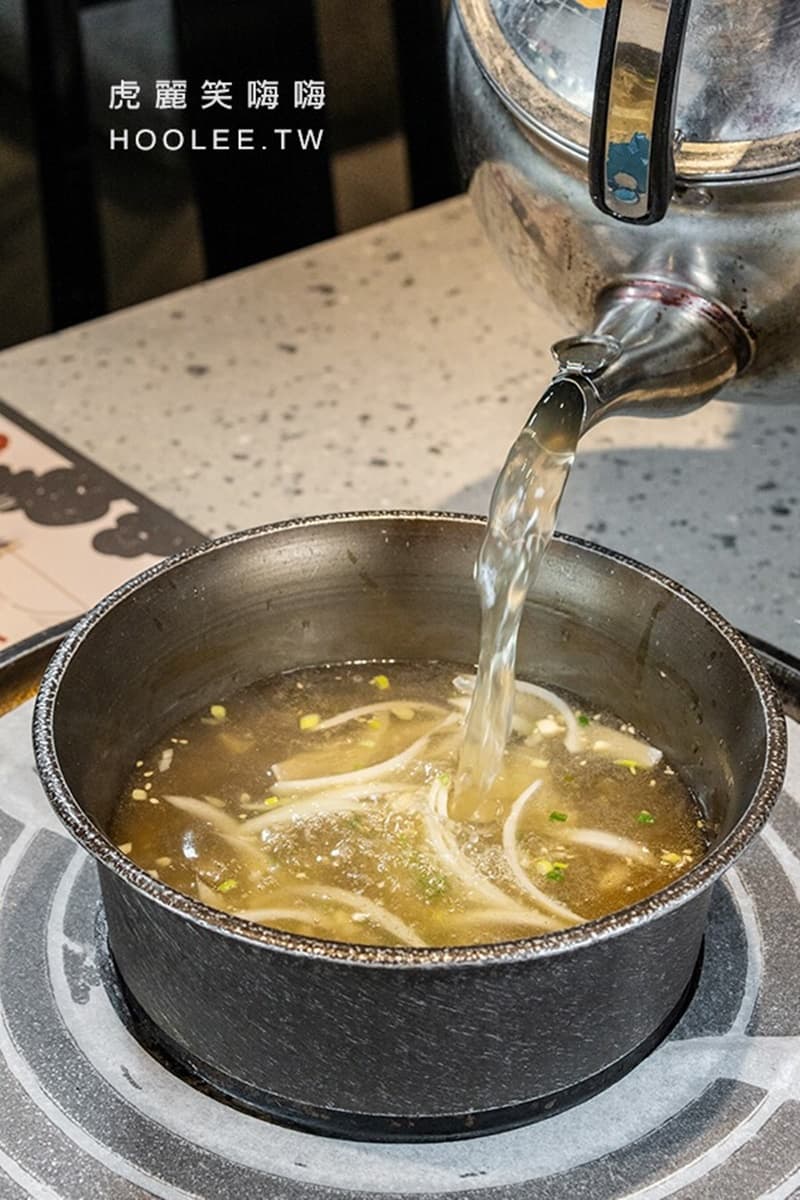 399元螃蟹＋蛤蜊吃到飽！高雄人氣「火烤兩吃老店」，搭石頭鍋底爽嗑肥美蟹膏