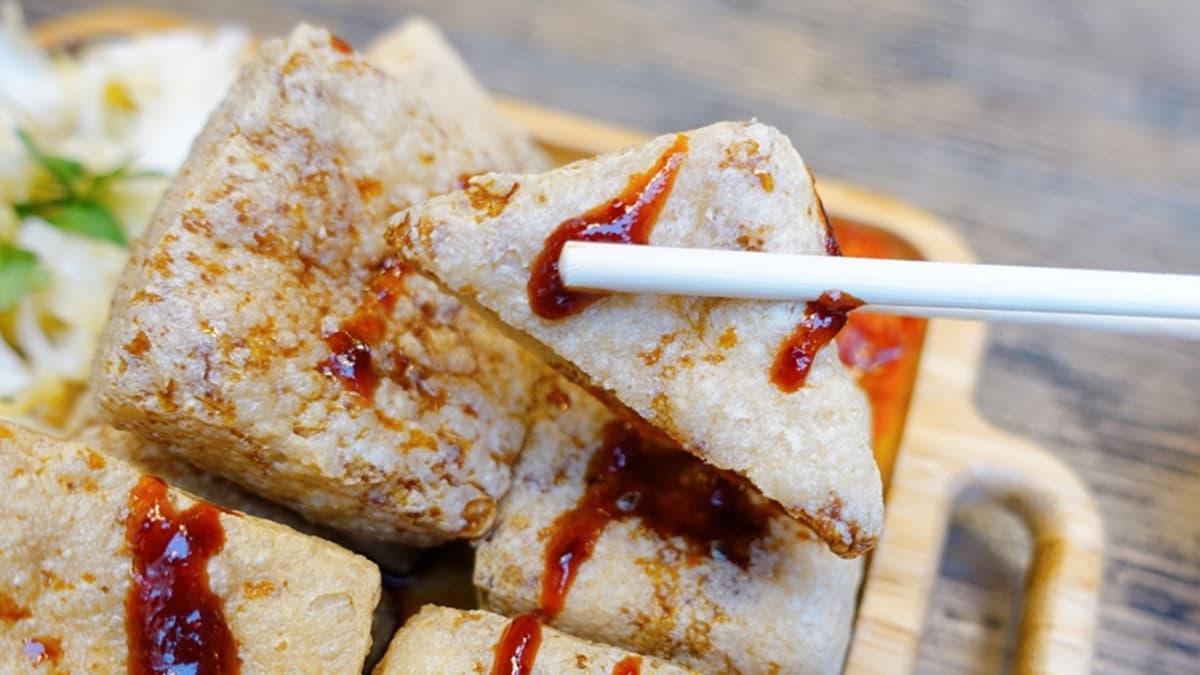 特別的是臭豆腐有分四方形和三角形２種形狀，口感吃起來也不太一樣。（圖片來源：瑋瑋美食萬歲）