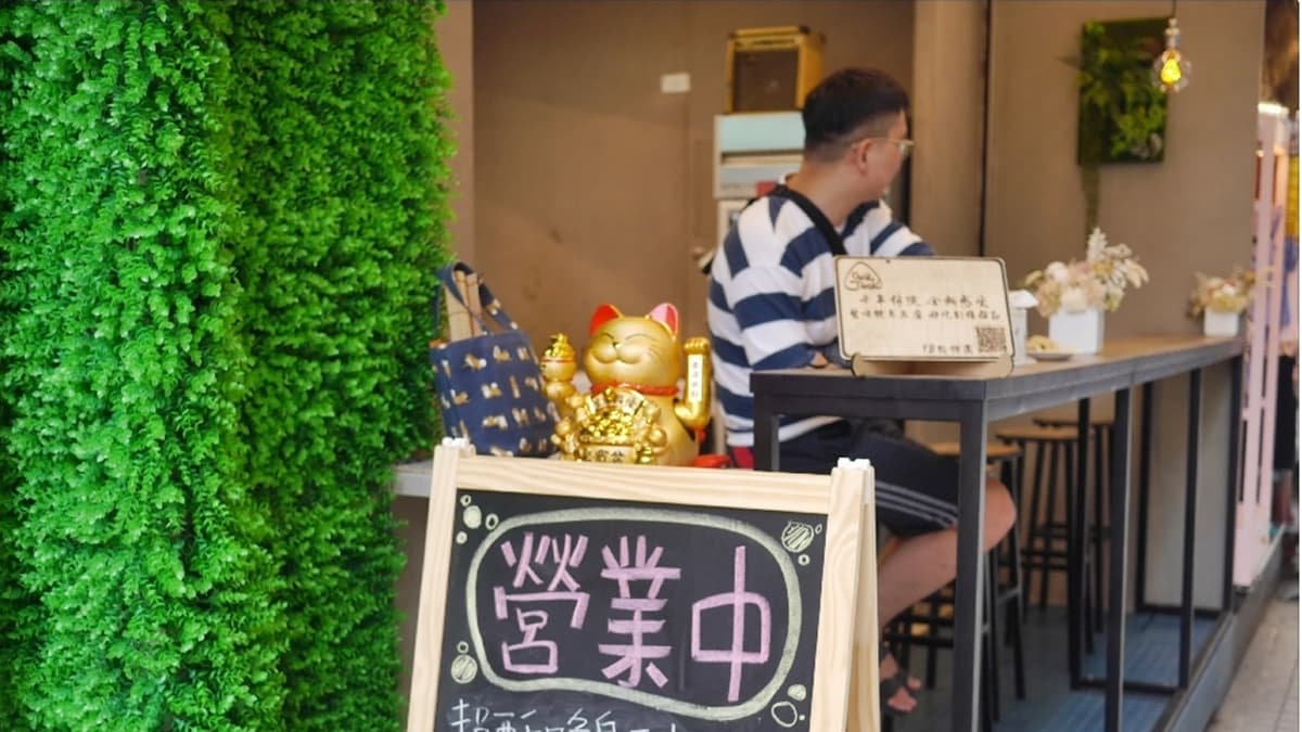 店內提供座位區和立食區，讓客人也可以站著吃。（圖片來源：瑋瑋美食萬歲）