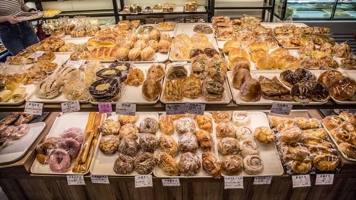 店內主要販售麵包、蛋糕、古早味小點心等。（圖片來源：大手牽小手玩樂趣）