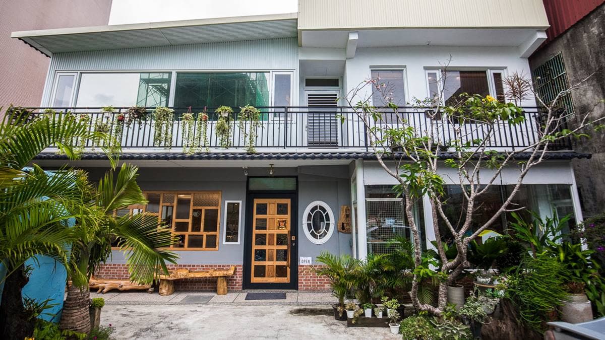 野薑花與貓庭園餐廳地點位於桃園龍潭中興路的巷弄內。（圖片來源：大手牽小手玩樂趣）