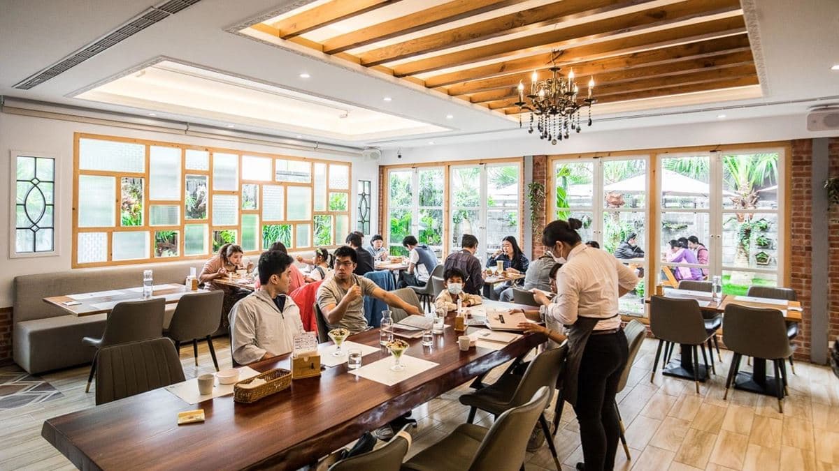 暖調的木質裝潢將用餐氣氛營造得十分悠閒舒服。（圖片來源：大手牽小手玩樂趣）