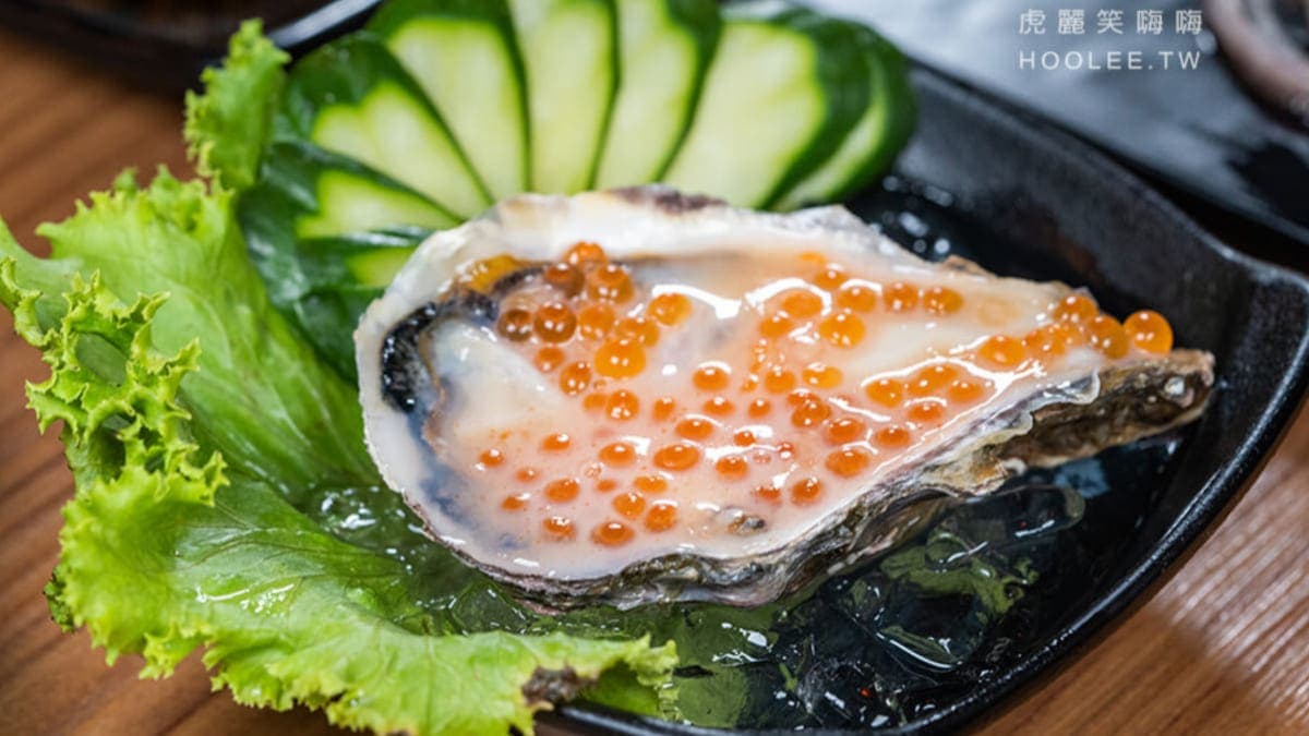 新鮮生蠔厚實滑嫩，鋪上滿滿的鮭魚卵增添口感。（圖片來源：虎麗笑嗨嗨）