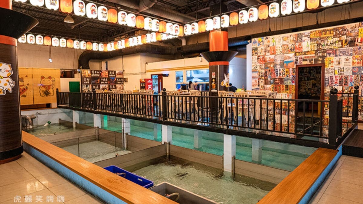 店內可以現釣海水魚、龍蝦、紅蟳，釣到的魚貨直接生鮮料理。（圖片來源：虎麗笑嗨嗨）