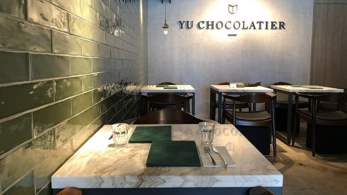 店內整體裝潢風格以墨綠與深褐色系為主。（圖片來源：娜姐 Foodelicious）  