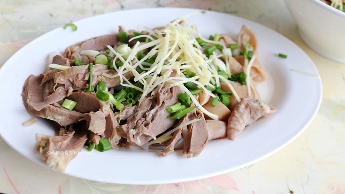 簡易的滷味盤，川燙後會把薑絲跟蔥撒在上頭。（圖片來源：Kiwi 樂活食旅）