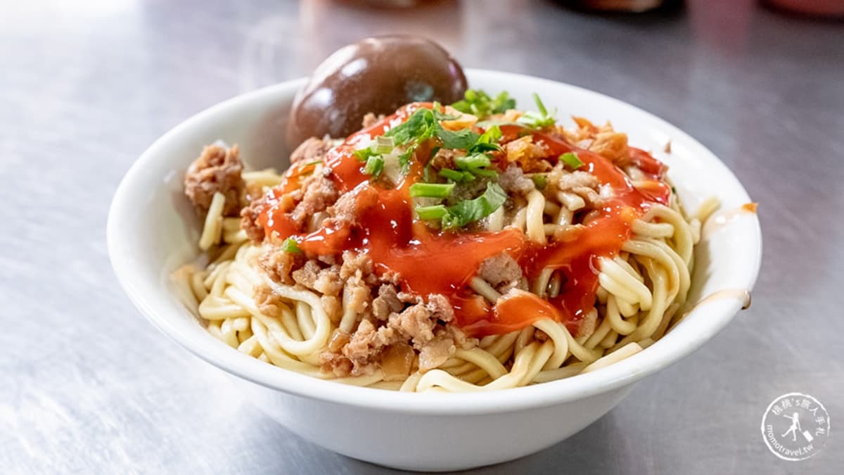 古早味乾麵推薦可以再加點甜辣醬， 吃起來更有滋味。（圖片來源：桃桃's旅人手札）