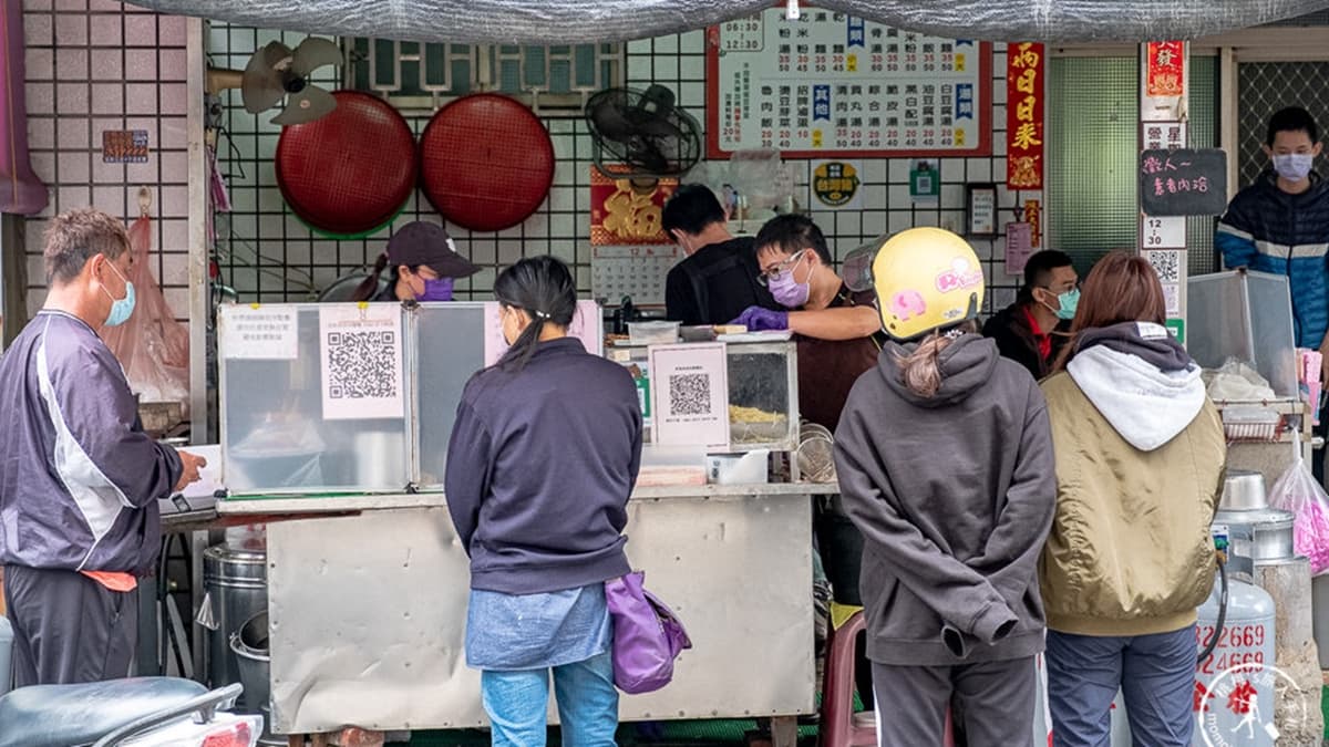 用餐尖峰排隊人潮幾乎沒斷過，內用、外帶都很多人。（圖片來源：桃桃's旅人手札）