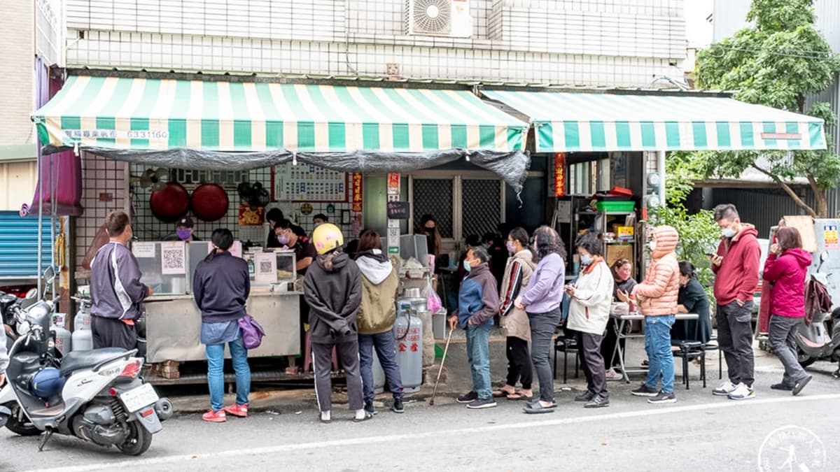 在地超人氣排隊美食「美貞肉羹麵」，就位於雲林虎尾糖廠旁的巷弄中。（圖片來源：桃桃's旅人手札）