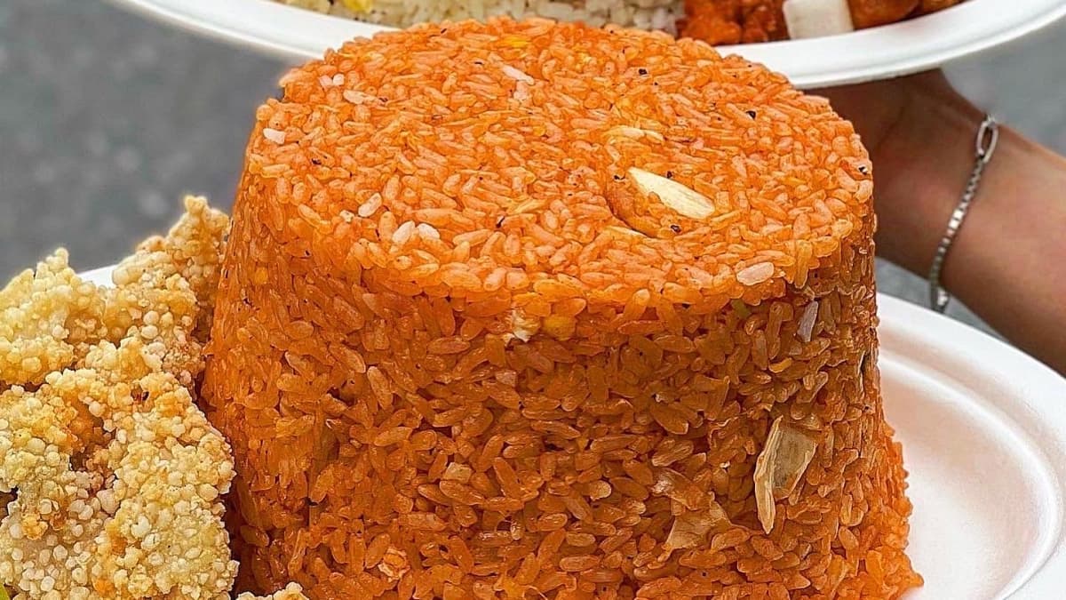 把炒飯裝好裝滿，倒扣在盤子上，就變成巨無霸「碗公炒飯」了。（圖片來源：花露露 の花花世界）