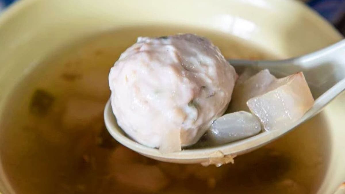 魚丸菜頭湯也是店內招牌，湯頭清甜美味。（圖片來源：傻妞吃台南）