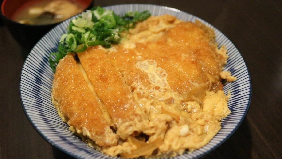 橫綱炸豬排丼，厚實的炸豬排吃起來不會乾柴。（圖片來源：Nancy將的生活筆計本）