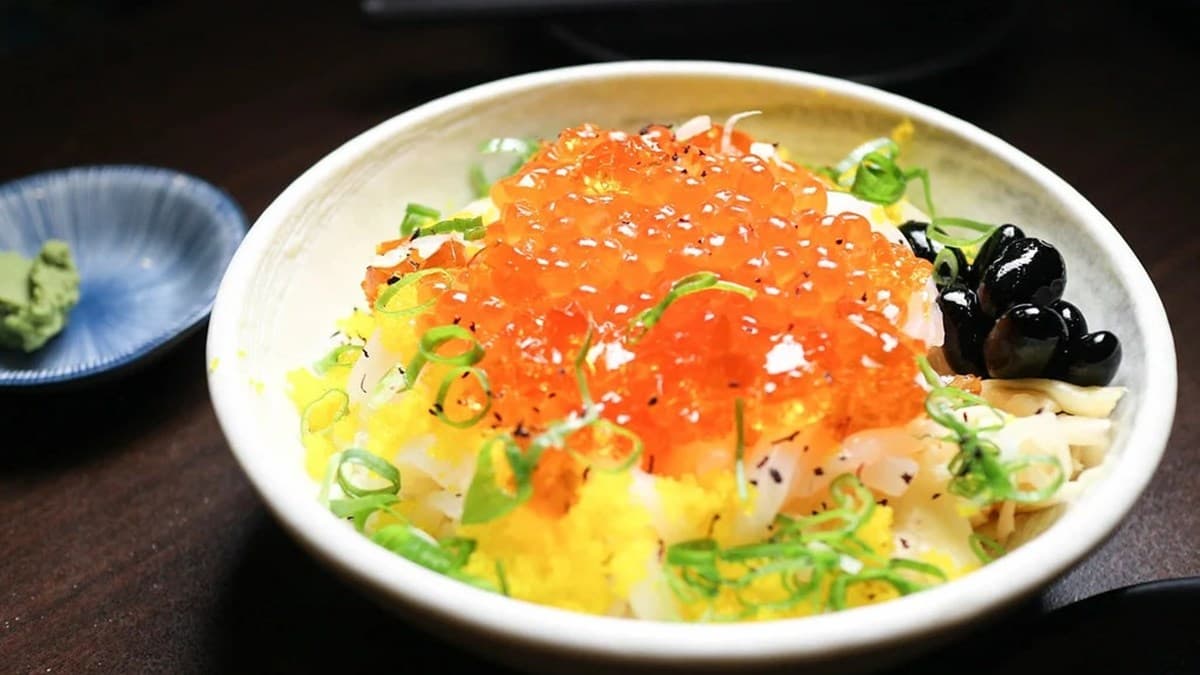 鮭魚卵生花枝丼，冷醋飯搭配切成絲的生花枝，QQ的好彈牙。（圖片來源：Nancy將的生活筆計本）