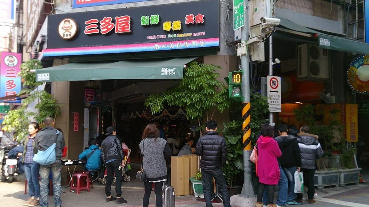 店家生意相當好，門口永遠有人在排隊。（圖片來源：娜塔蝦的滑雪食旅手記）