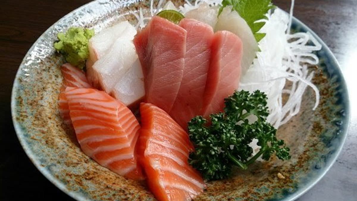現切綜合生魚片有不同價位可選擇。（圖片來源：娜塔蝦的滑雪食旅手記）