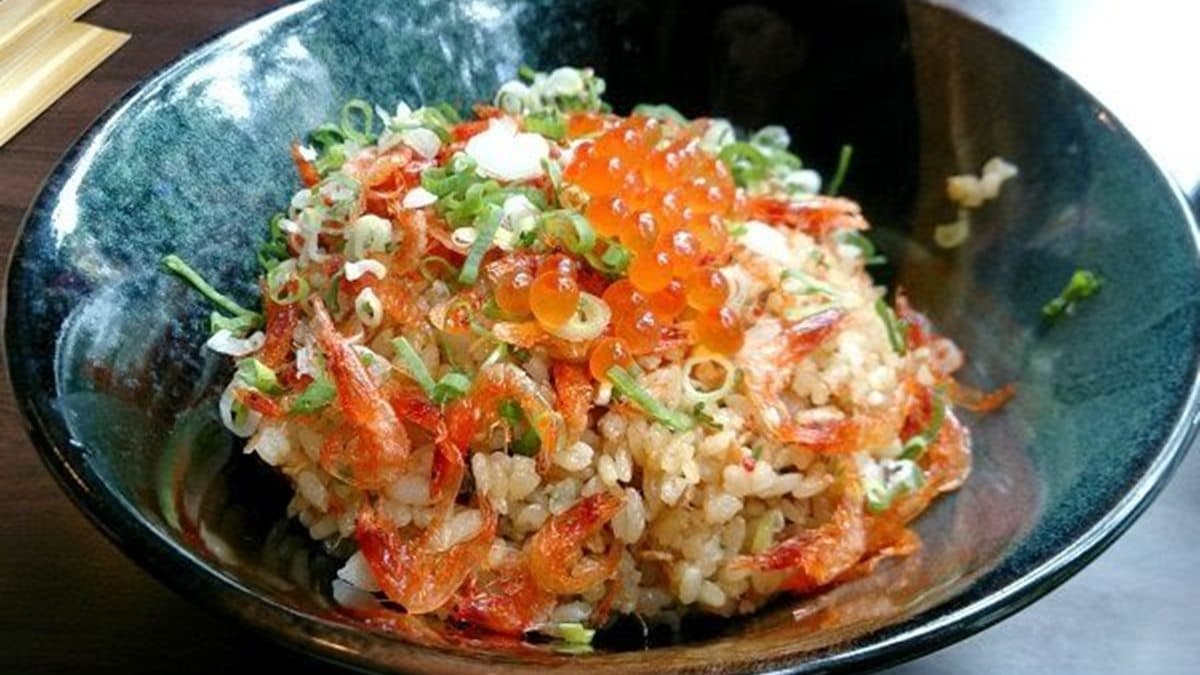 櫻花蝦鮭魚炒飯在鬆軟的炒飯上大方撒上鮭魚卵。（圖片來源：娜塔蝦的滑雪食旅手記）