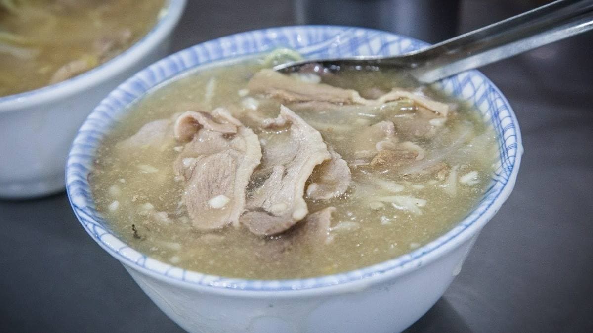 生炒鴨肉焿勾芡感沒那麼重，不會很稠，湯頭帶有洋蔥與筍絲的甘甜。（圖片來源：大手牽小手。玩樂趣）