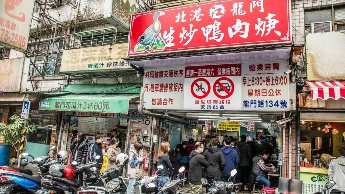 北港龍門鴨肉焿是老字號美食，營業時間都大排長龍。（圖片來源：大手牽小手。玩樂趣）