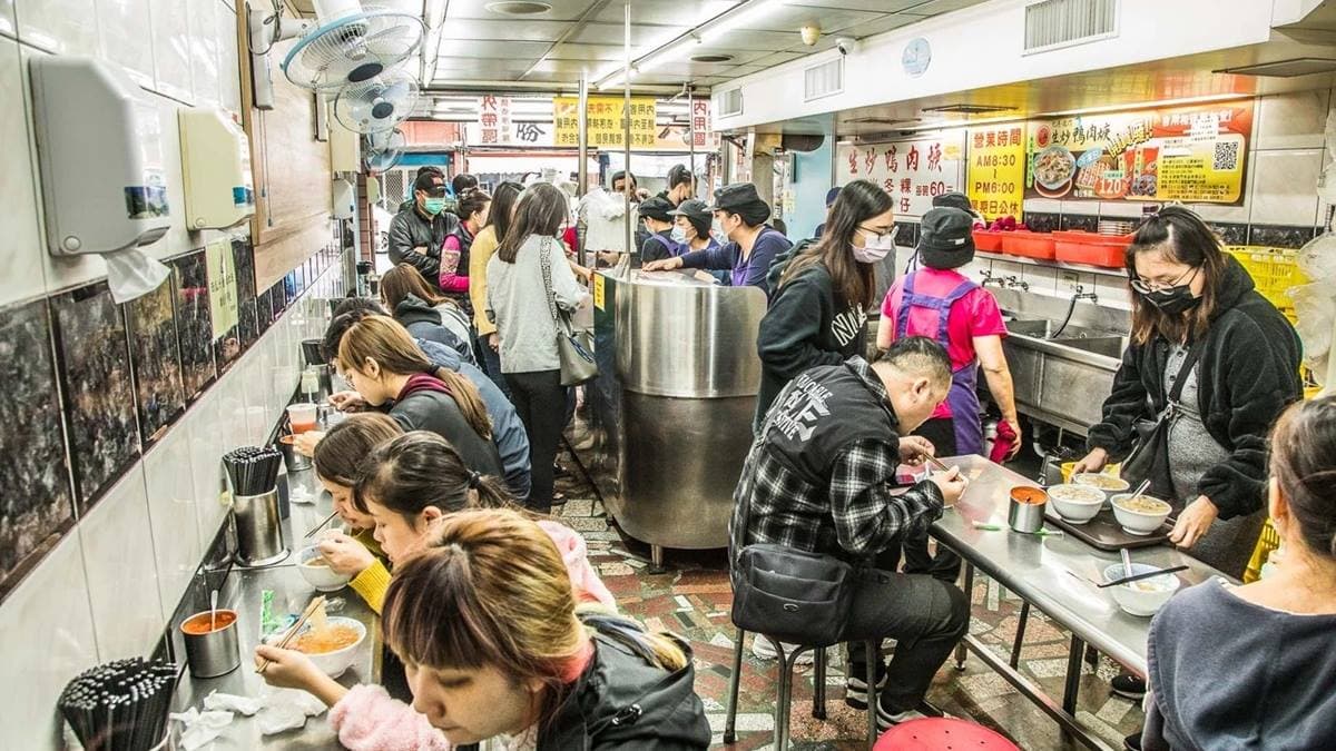店內的外帶與內用是不同排隊動線，內用的話先點餐付錢再找位置。（圖片來源：大手牽小手。玩樂趣）