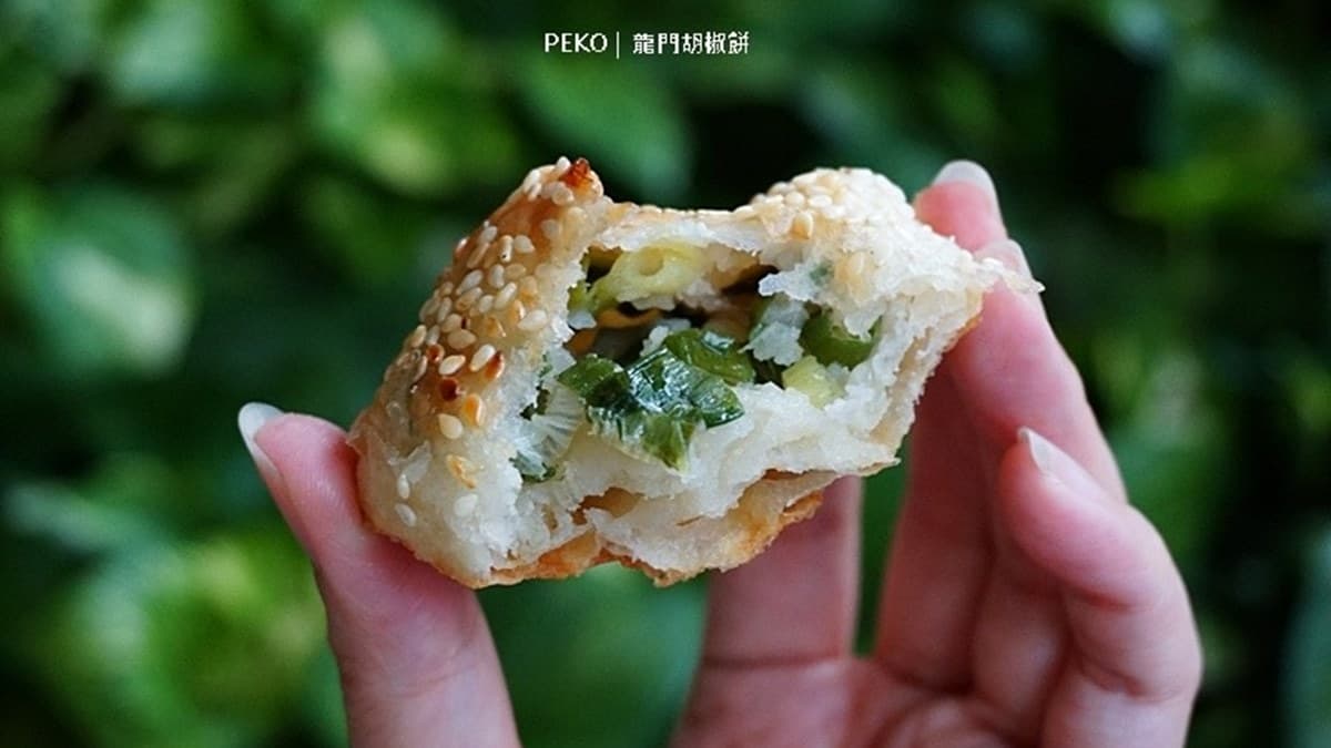 小酥餅裡面只有包蔥餡，入口滿滿蔥香與麵粉香。（圖片來源：PEKO の Simple Life）
