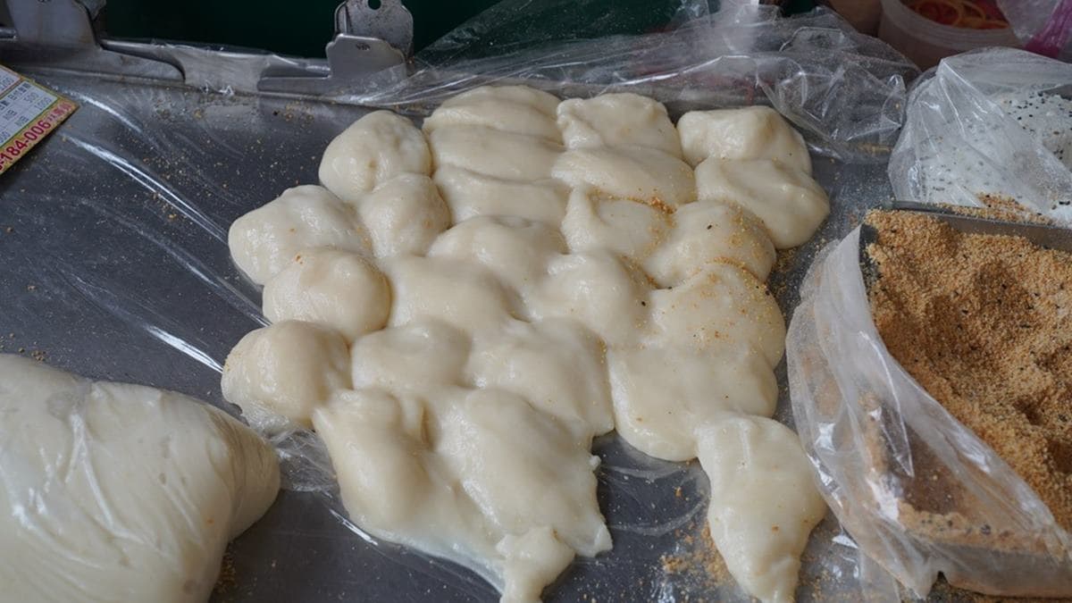 店家秉持現點現做，保持食材新鮮與口感，常常中午不到就賣完收攤。（圖片來源：算命的說我很愛吃）