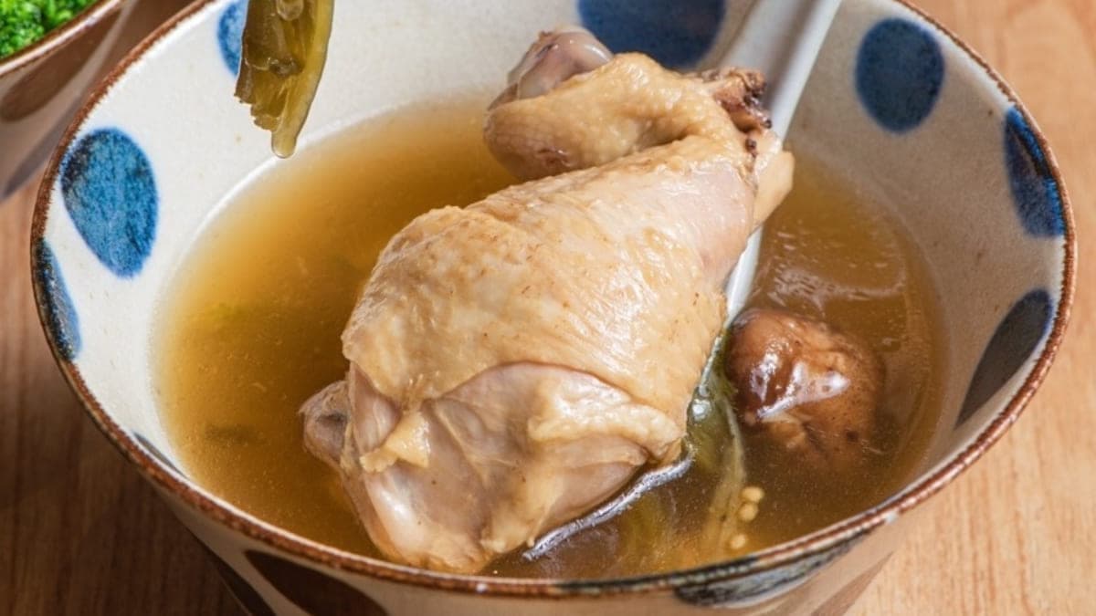 「剝皮辣椒雞湯」放上１整隻雞腿超豪邁。（圖片來源：傻妞吃台南）