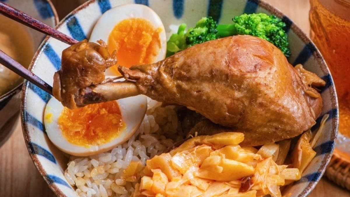 「醬控雞腿」滷得入味又很軟嫩 ，外皮有著讓人垂涎的焦糖色澤。（圖片來源：傻妞吃台南）