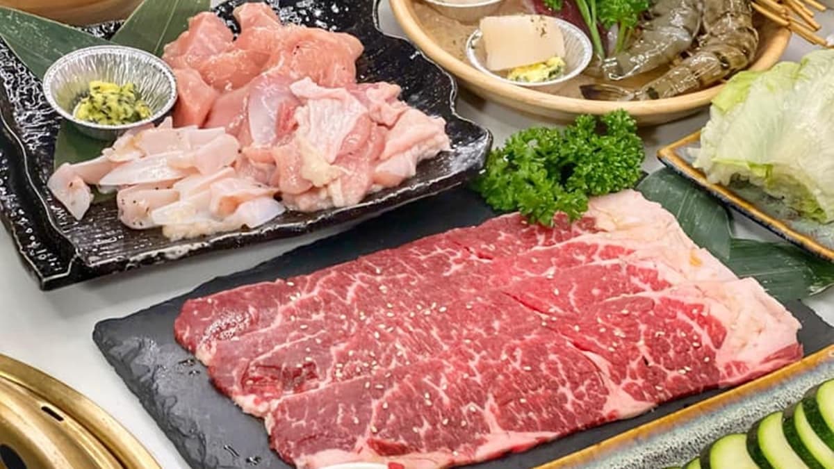 雙人套餐包含開胃菜、湯品、沙拉、肉品、海鮮和甜點。（圖片來源：花露露 の花花世界）