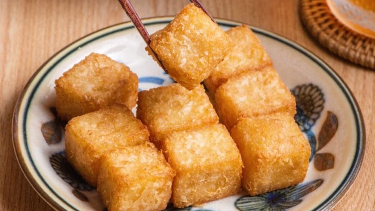 「金沙富粿」口感綿密又扎實，搭配特調蒜蓉醬的美味程度直衝天際 。（圖片來源：傻妞吃台南）