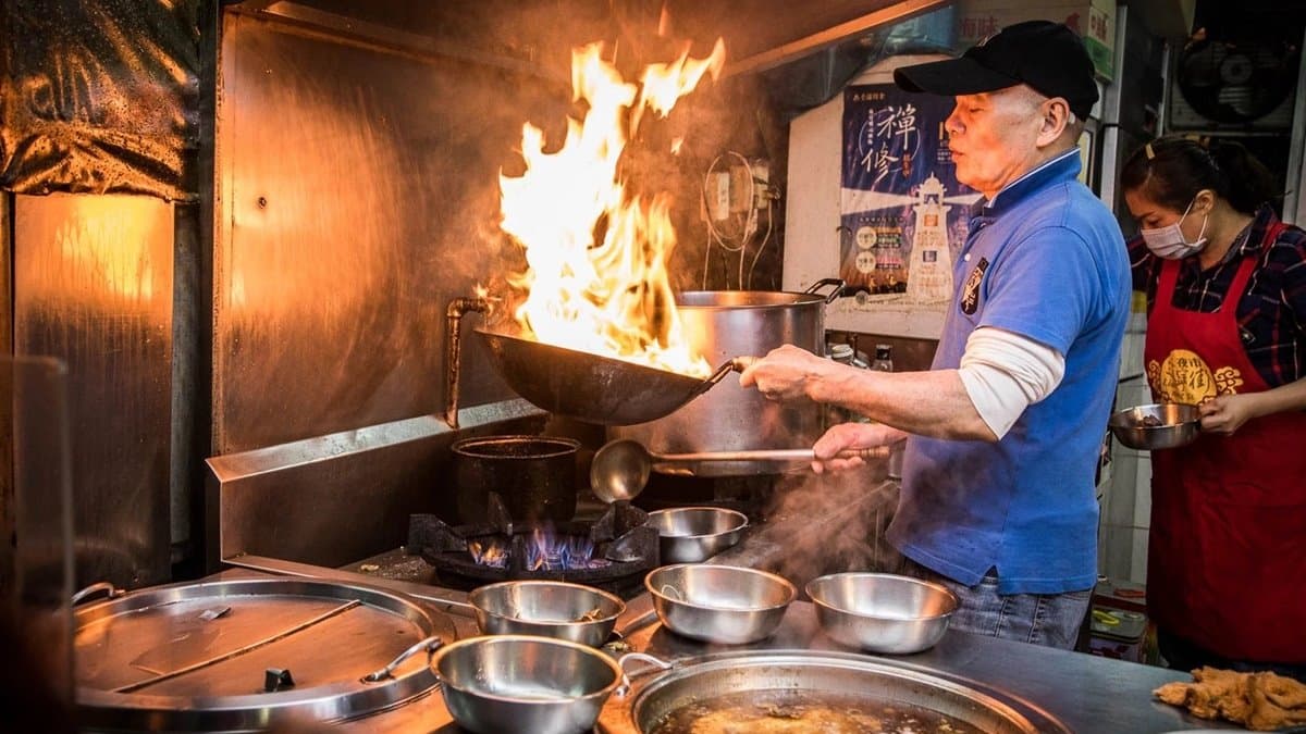老闆採用大火爆炒麻油薑片，入料再加高湯烹煮，有夠香！（圖片來源：大手牽小手玩樂趣）