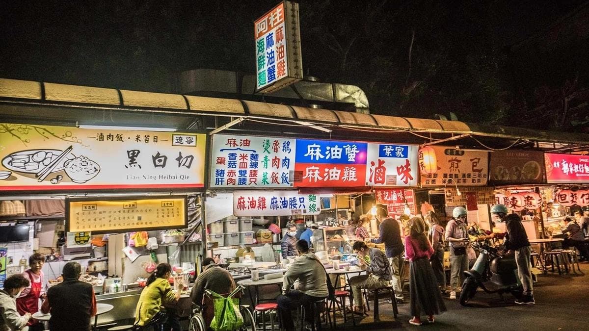 阿柱麻油雞位在遼寧夜市內，是老饕才知道的隱藏好店。（圖片來源：大手牽小手玩樂趣）