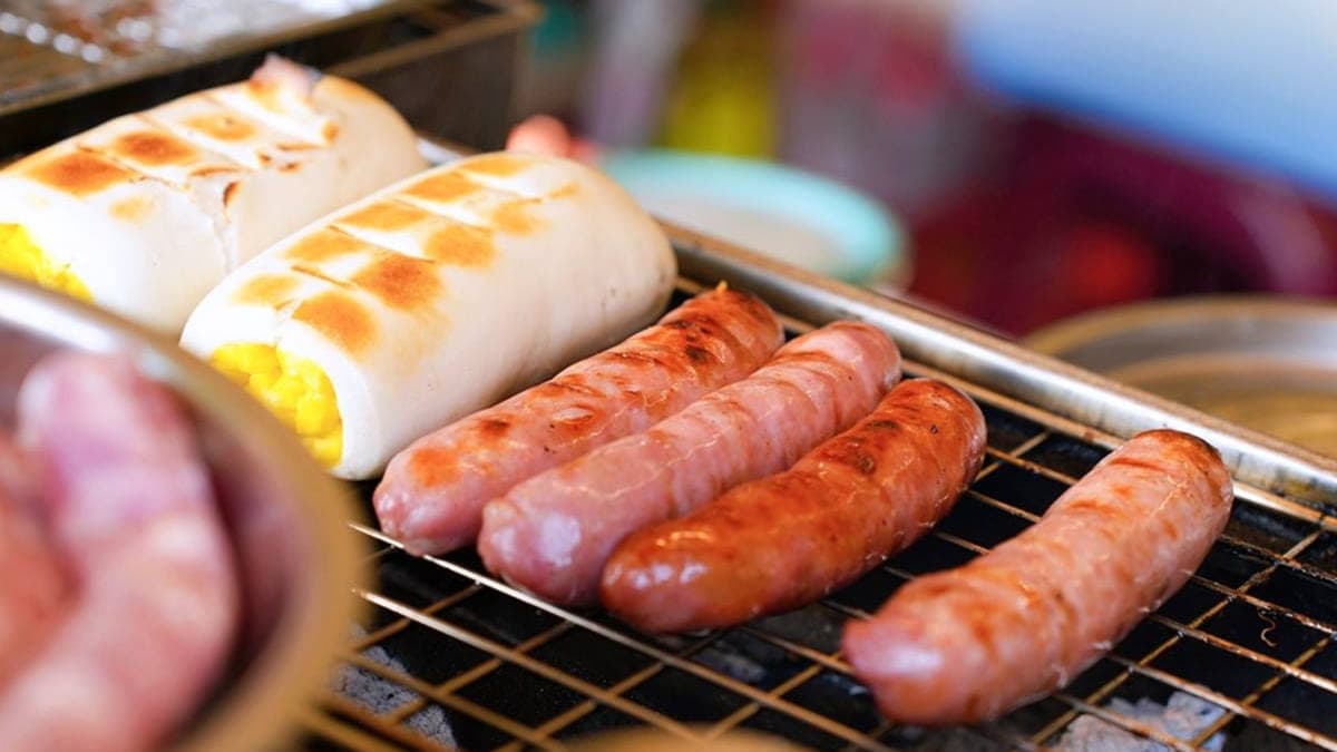 「大溪香腸哥」的香腸都是使用豬後腿肉親手灌的。（圖片來源：瑋瑋美食萬歲）