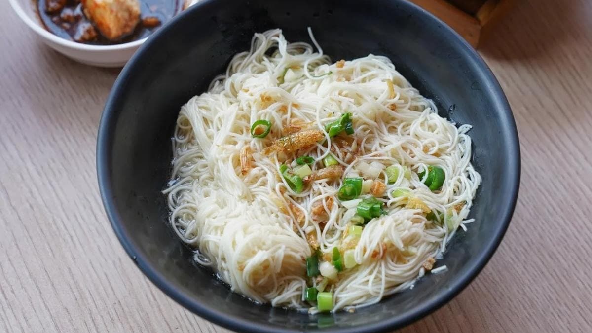 食家個人土雞鍋的經典蒜香麵線，比起泡在熱湯的麵線，口感更Ｑ彈美味。。（圖片來源：美食好芃友）