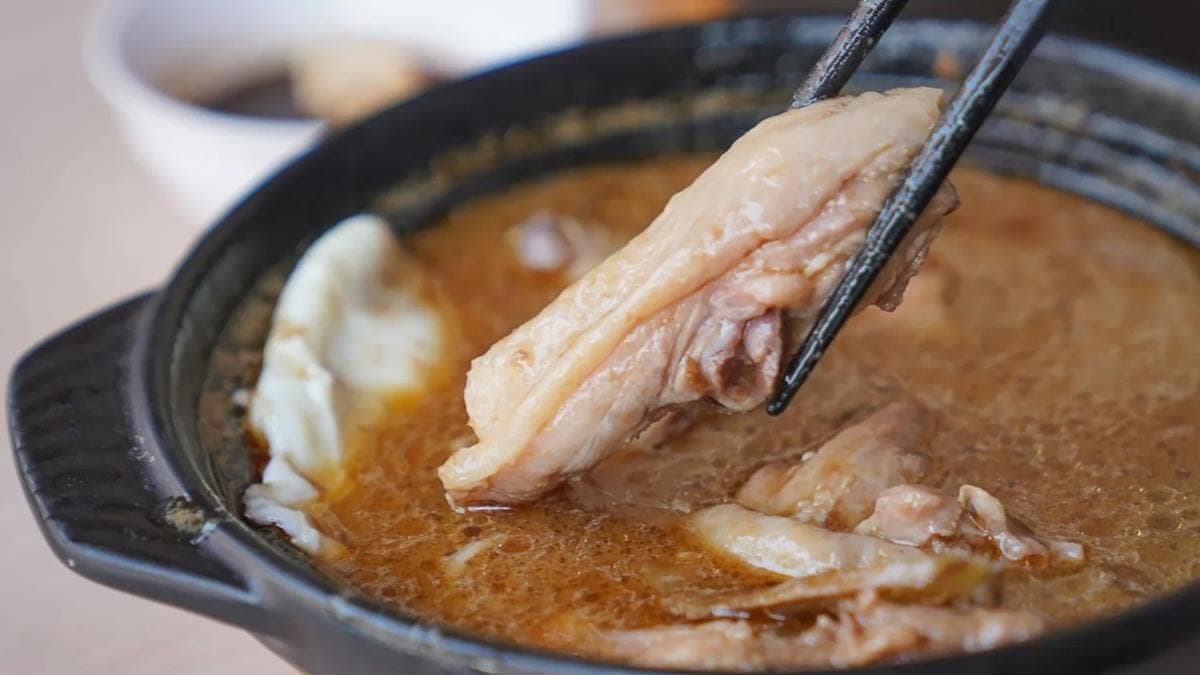 每款雞湯皆可選擇要加口感偏扎實土雞肉或軟嫩的雞腿肉。（圖片來源：美食好芃友）