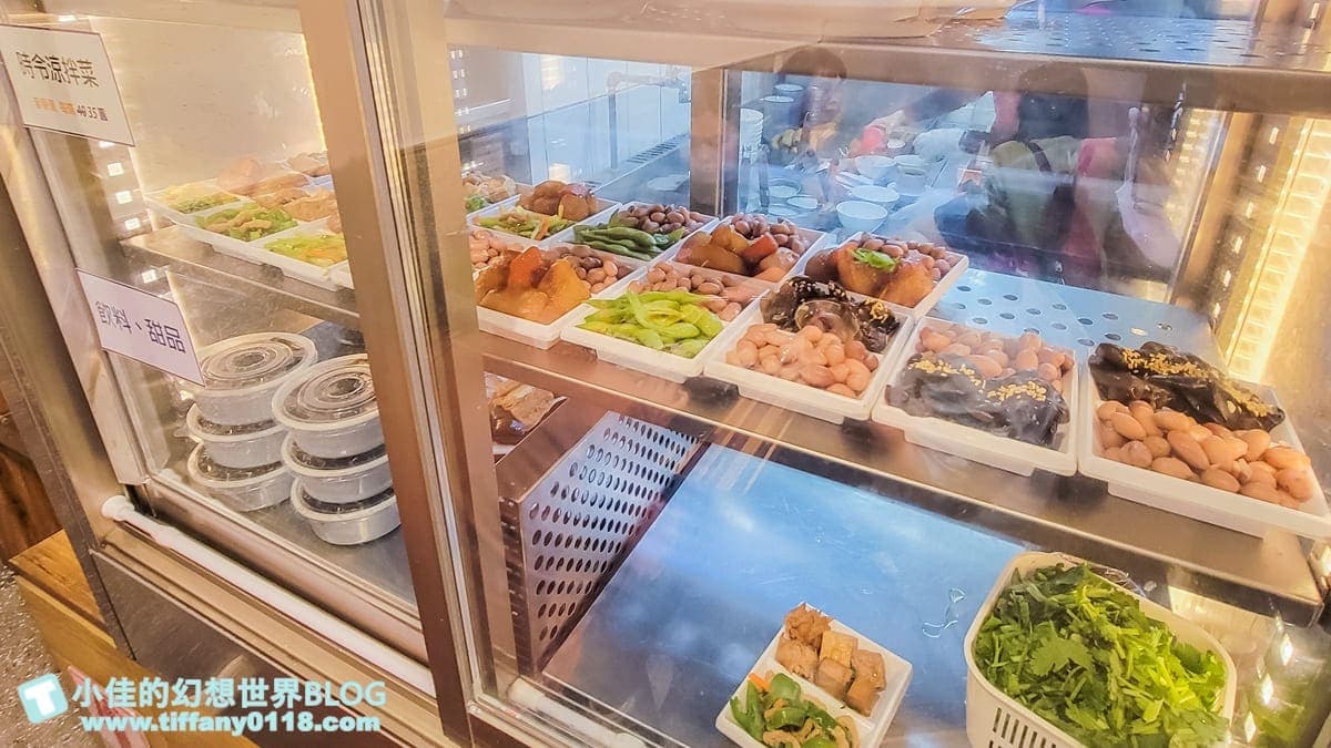 取餐櫃檯旁有小菜櫃，可以自行拿取。（圖片來源：小佳的幻想世界）