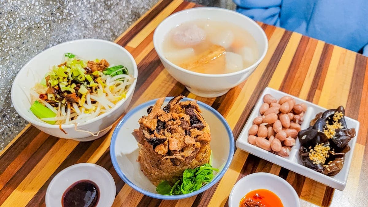 套餐主食有油飯和乾麵２種，會搭配湯品與小菜。（圖片來源：小佳的幻想世界）