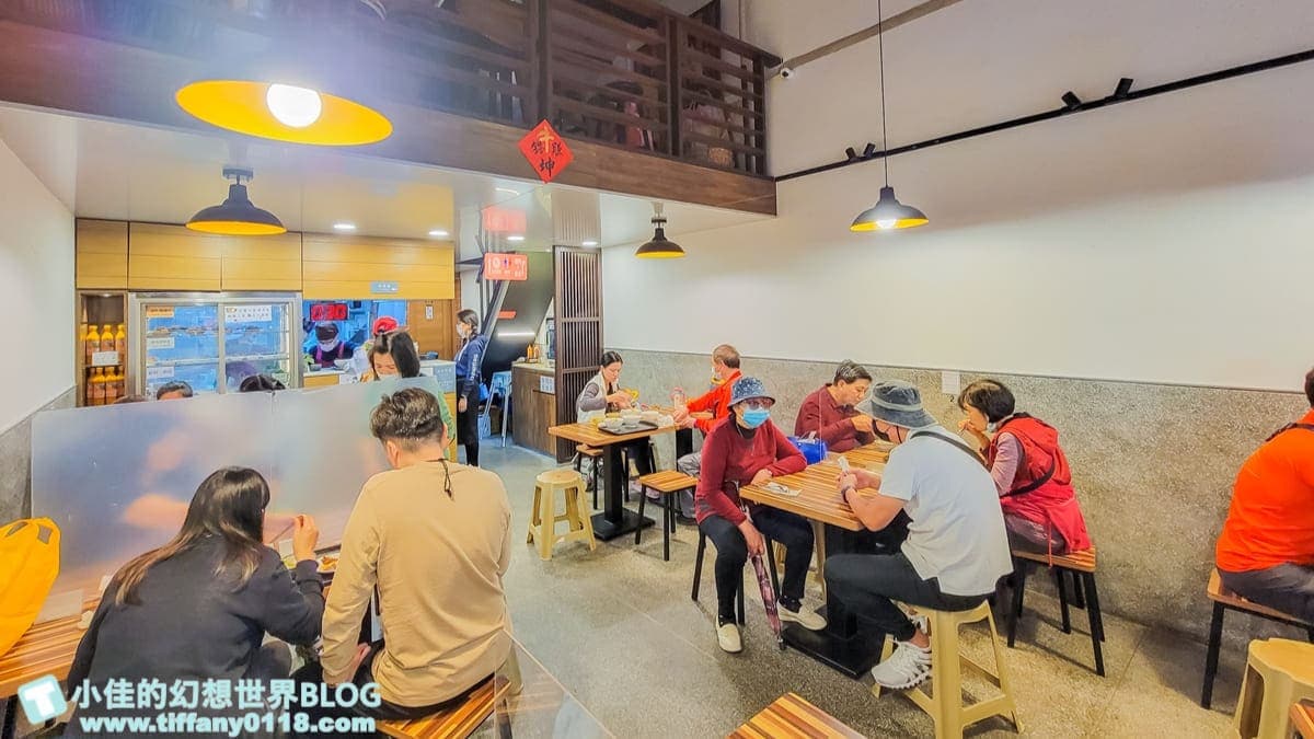 店內座位不多，內用要先點餐然後等待叫號入座，再憑號碼去取餐。（圖片來源：小佳的幻想世界）
