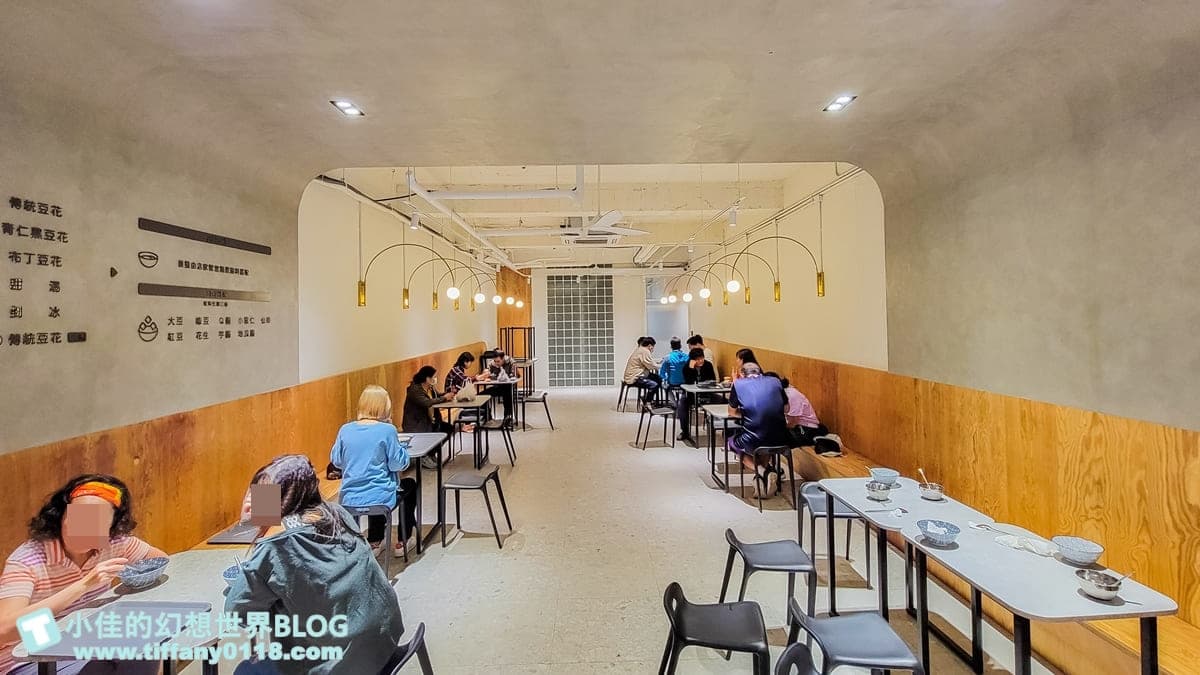 和平老街店走的是文青風格，座位滿多的而且很寬敞。（圖片來源：小佳的幻想世界）