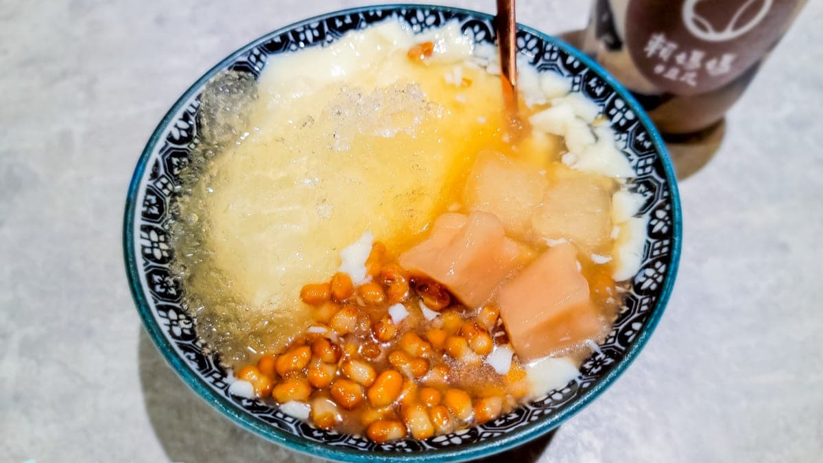 「賴媽媽豆花」１碗是50元，可以自由選配３種配料。（圖片來源：小佳的幻想世界）