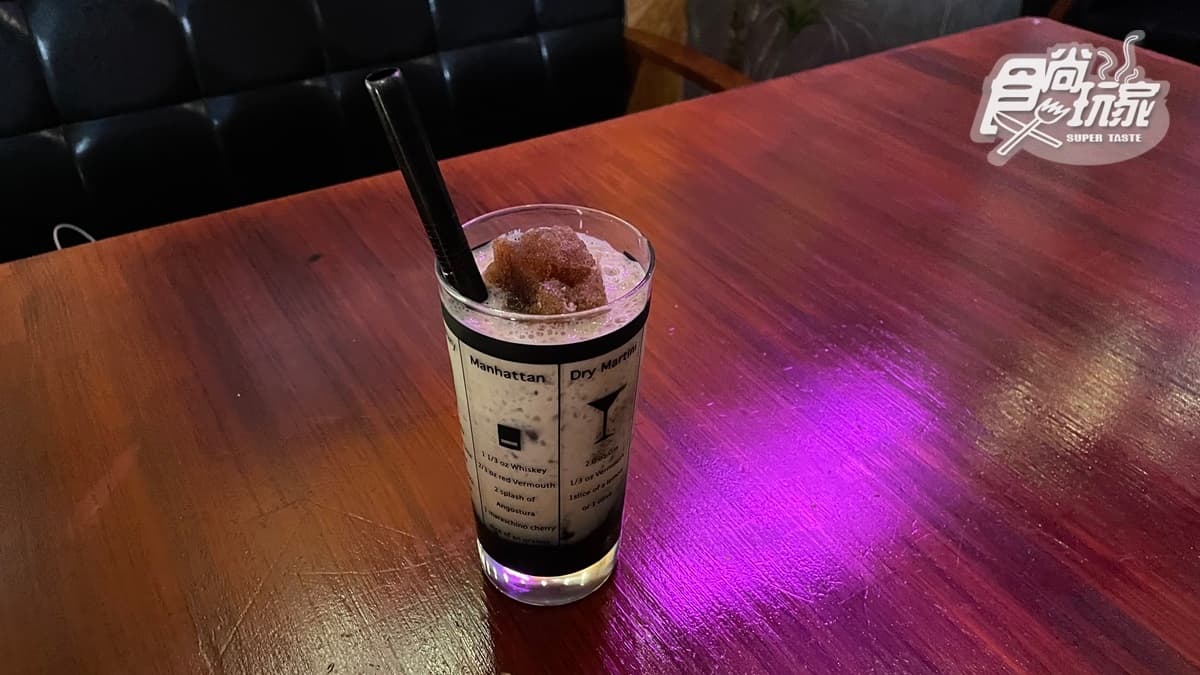 這杯「仙杜瑞拉」是使用在地的仙草特調製成。