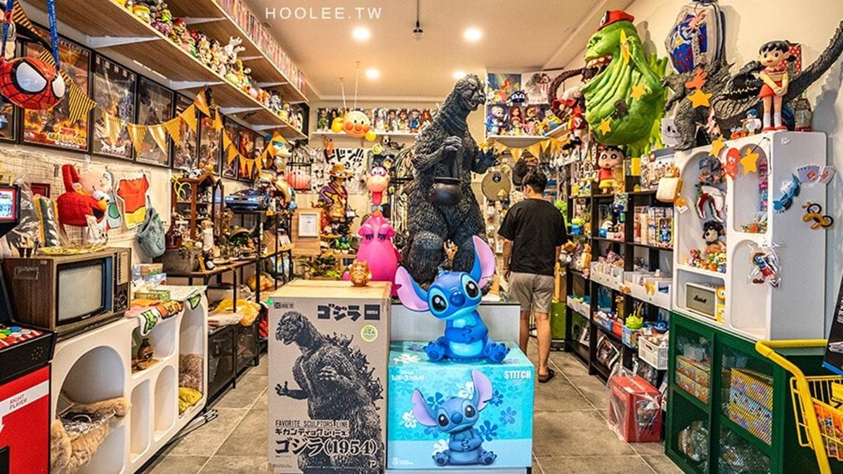 店內滿滿的玩具公仔，都是老闆與闆娘多年的收藏，也有部分玩具提供販售。（圖片來源：虎麗笑嗨嗨）