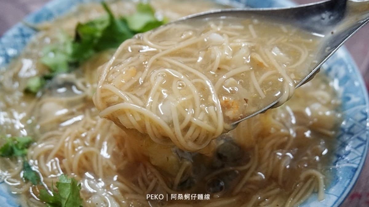 用蝦米、柴魚、大骨及紅蔥煮的湯頭，口味確實很不一樣。（圖片來源：PEKOのSimple Life）