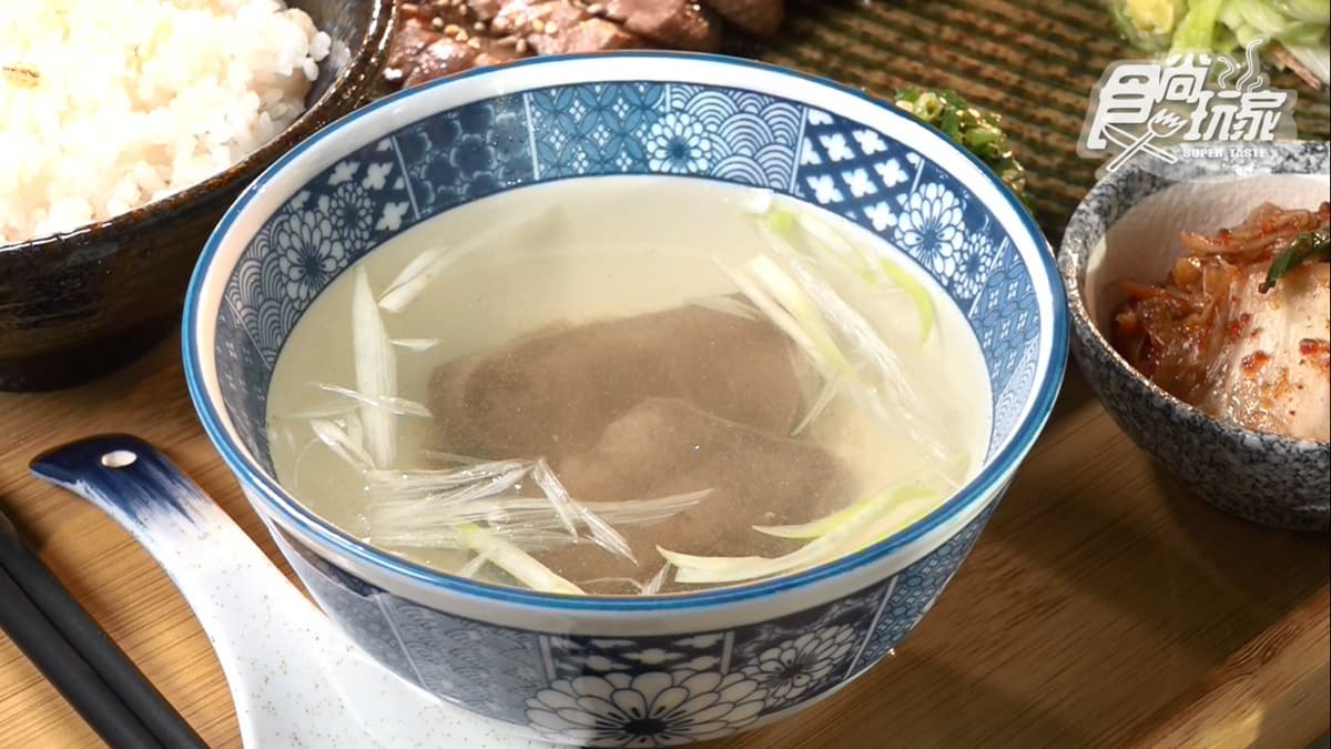定食還會附上１碗牛舌湯。