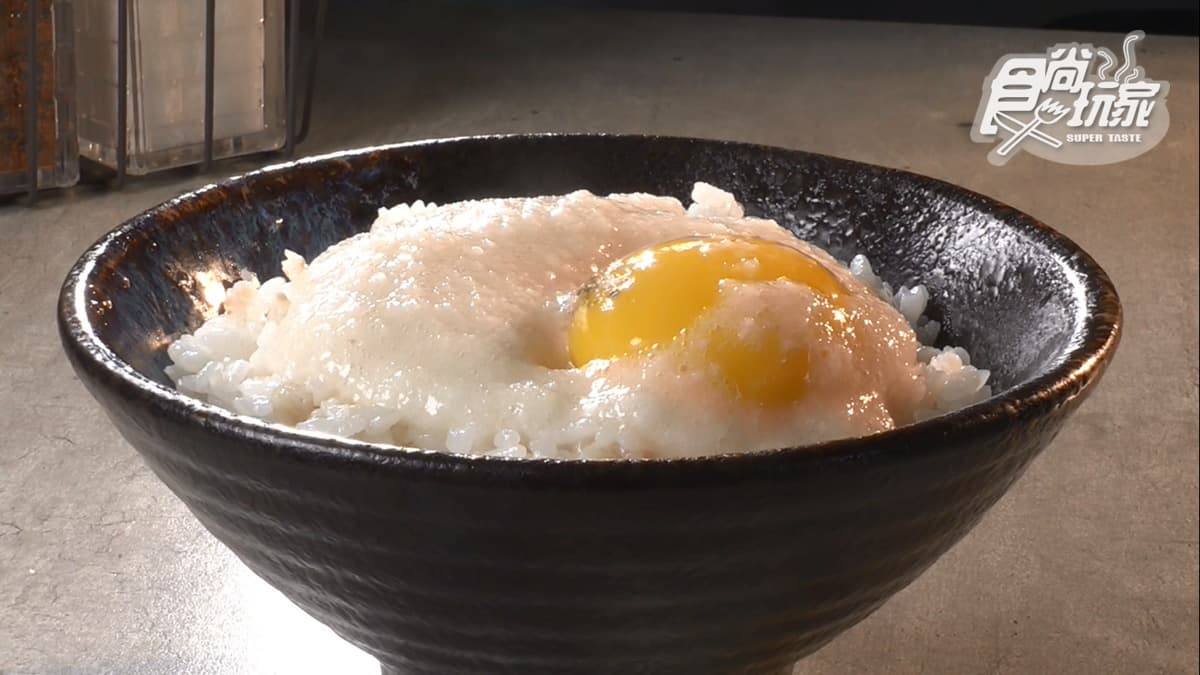 「月見山藥泥拌麥飯」帶有山藥淡淡的甜味，和蛋黃拌入飯裡吃起來超滿足。