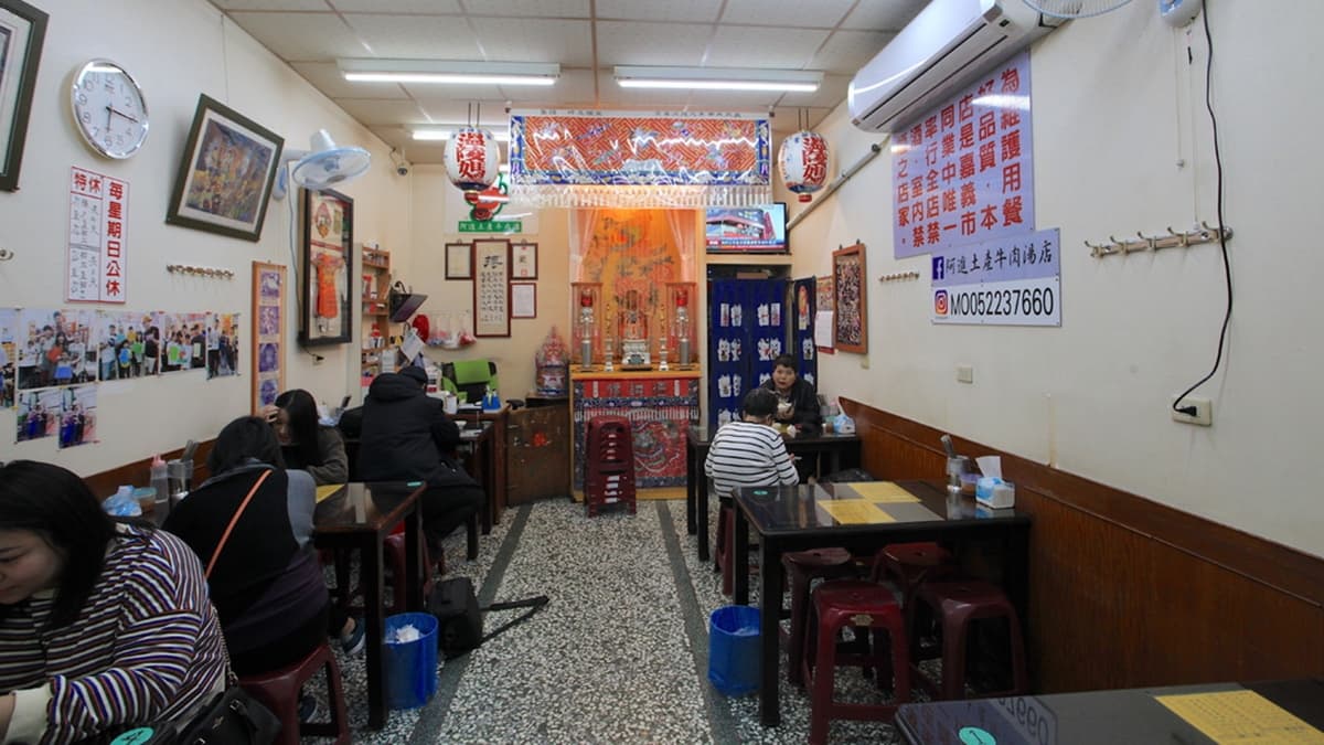 室內用餐空間較狹小，座位數量有限。（圖片來源：樂天小高の美食之旅）