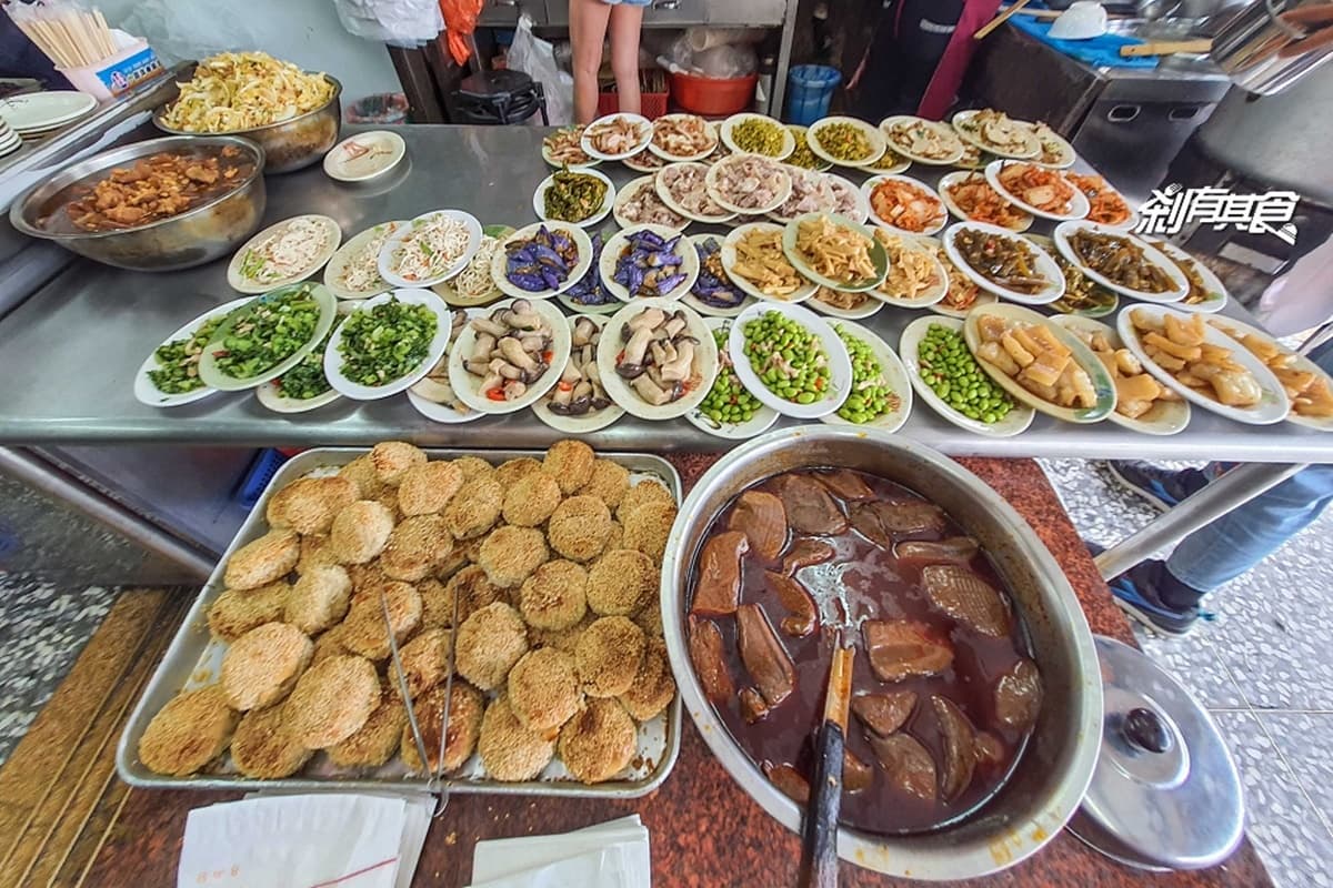 超狂小菜山任你拿！台中人氣眷村麵想吃先排隊，現擀蔥油餅外酥內Ｑ也必嘗