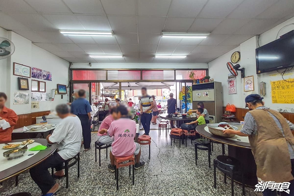 超狂小菜山任你拿！台中人氣眷村麵想吃先排隊，現擀蔥油餅外酥內Ｑ也必嘗